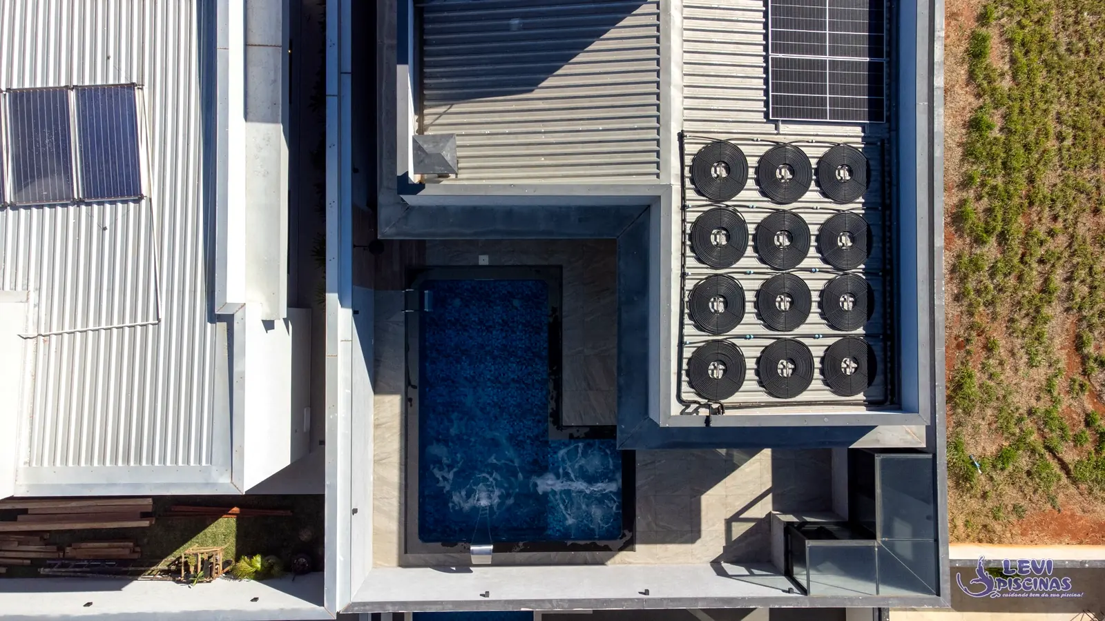 Aquecedores solares instalados no telhado próximo à piscina