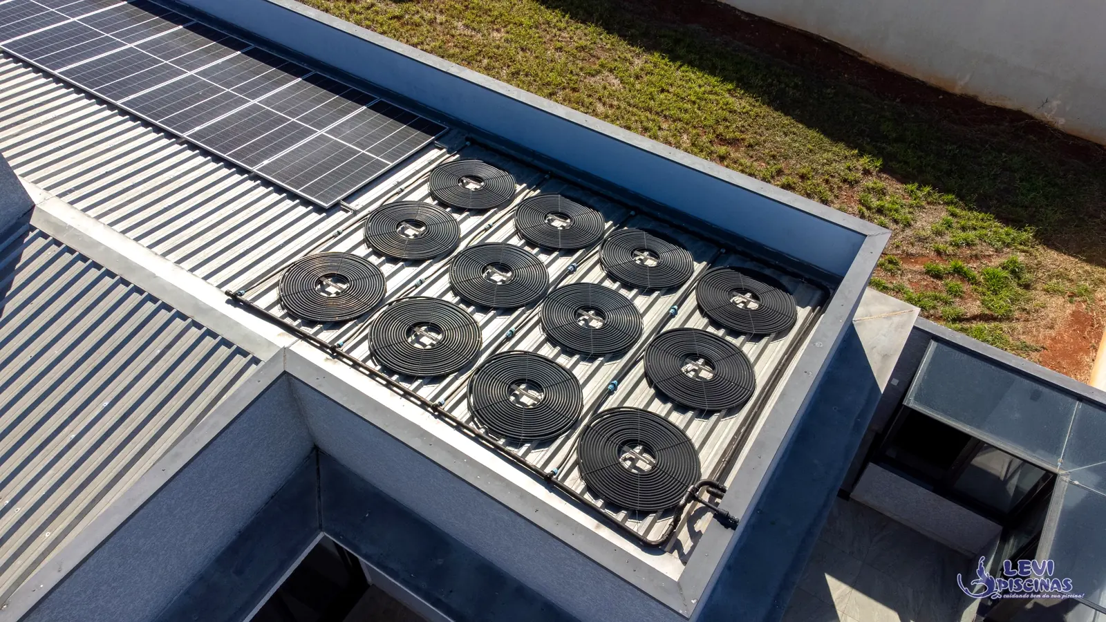 Coletores de aquecimento solar para piscina instalados no telhado