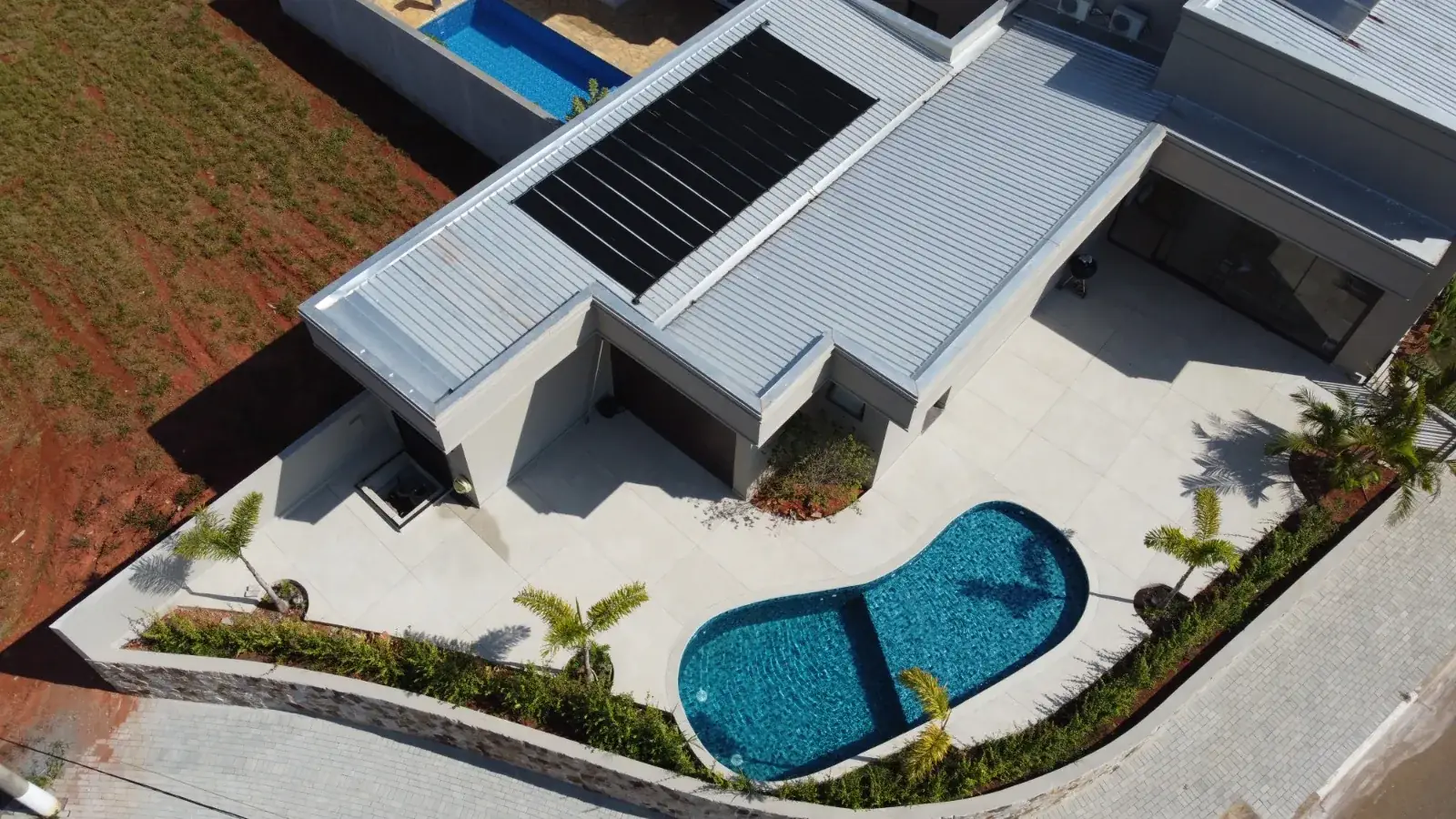 Casa com piscina familiar e aquecimento solar