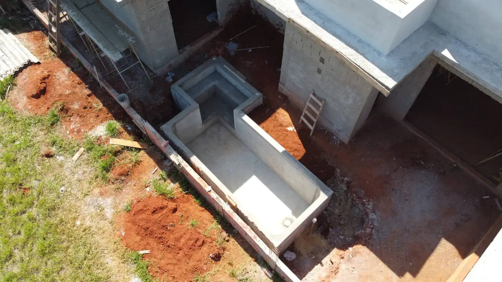 Casco da piscina em fase de construção