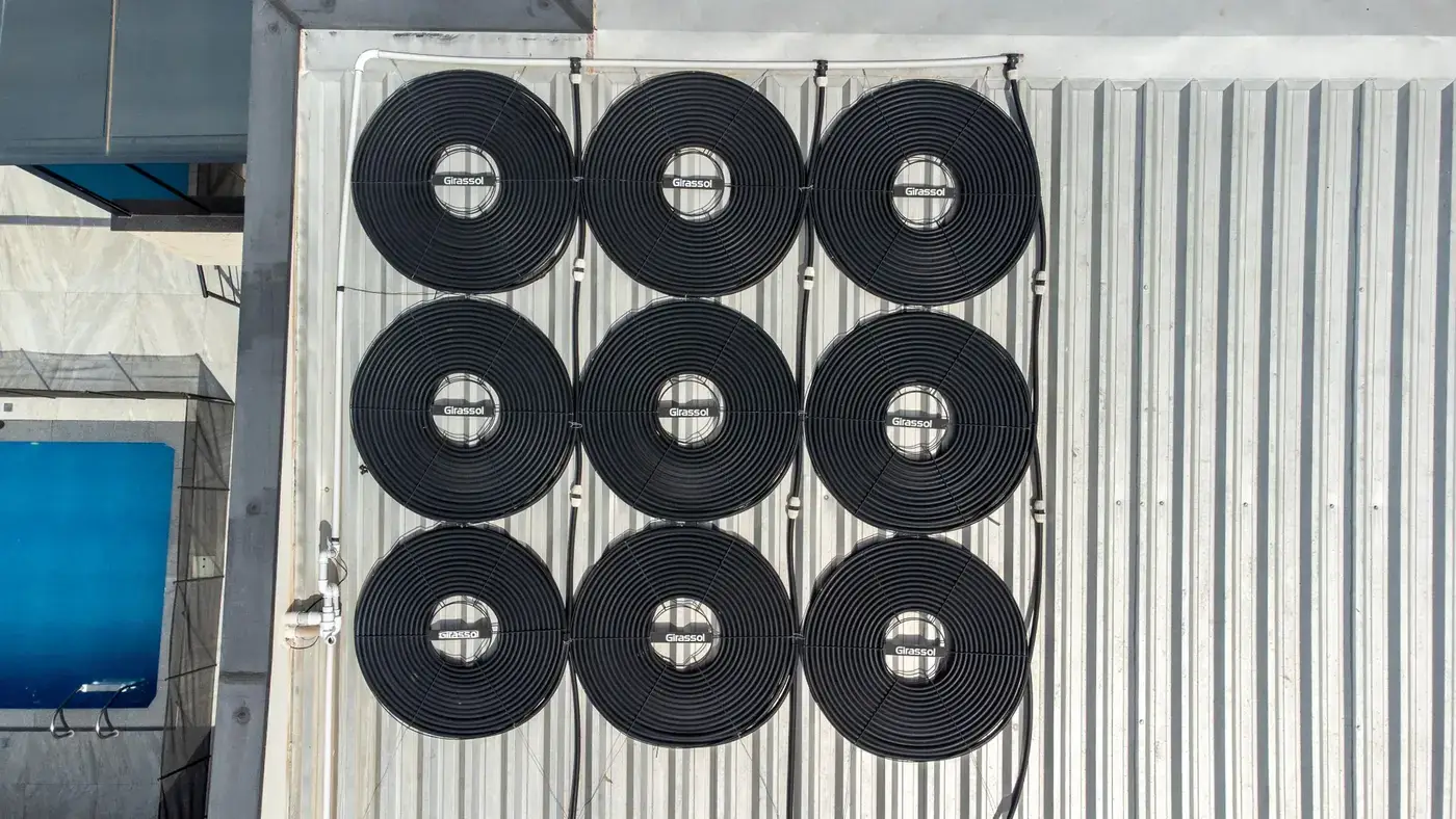 Coletores solares Girassol instalados para aquecer piscina