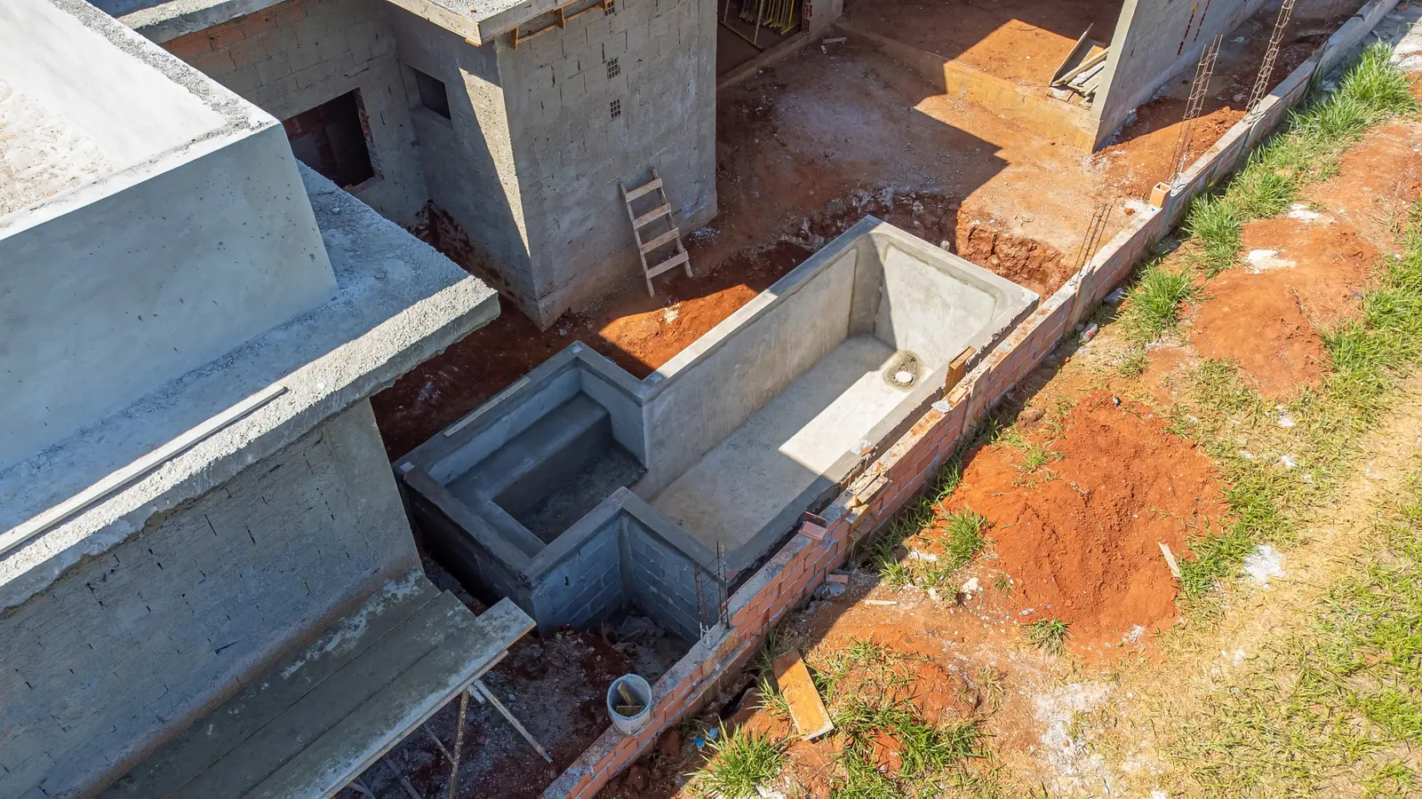 Construção de piscina de alvenaria em Itapetininga com área de hidromassagem