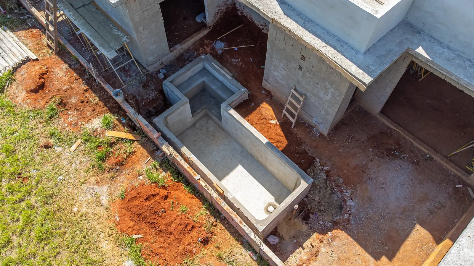 Piscina residencial em construção em Itapetininga vista por drone