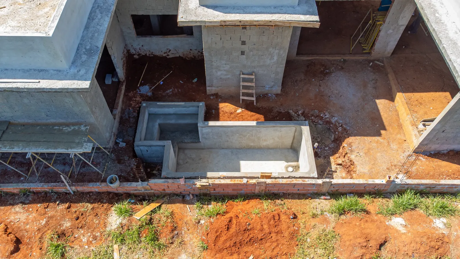 Execução de piscina de alvenaria em residência de Itapetininga