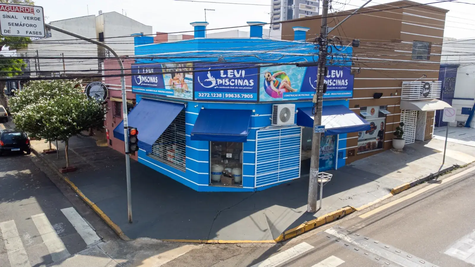 Fachada térrea da loja Levi Piscinas em Itapetininga