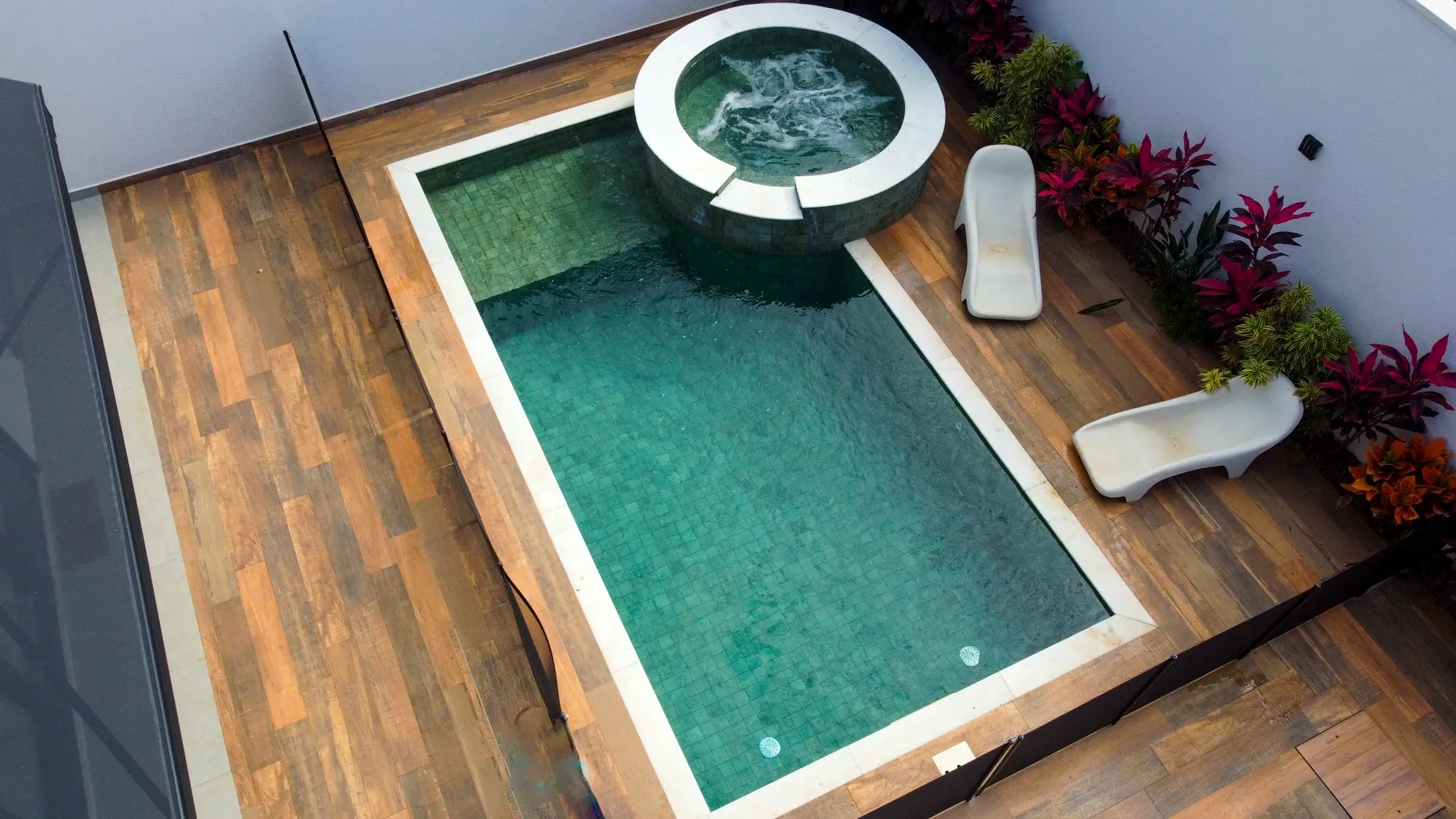 Piscina residencial com hidromassagem e spa circular em Itapetininga