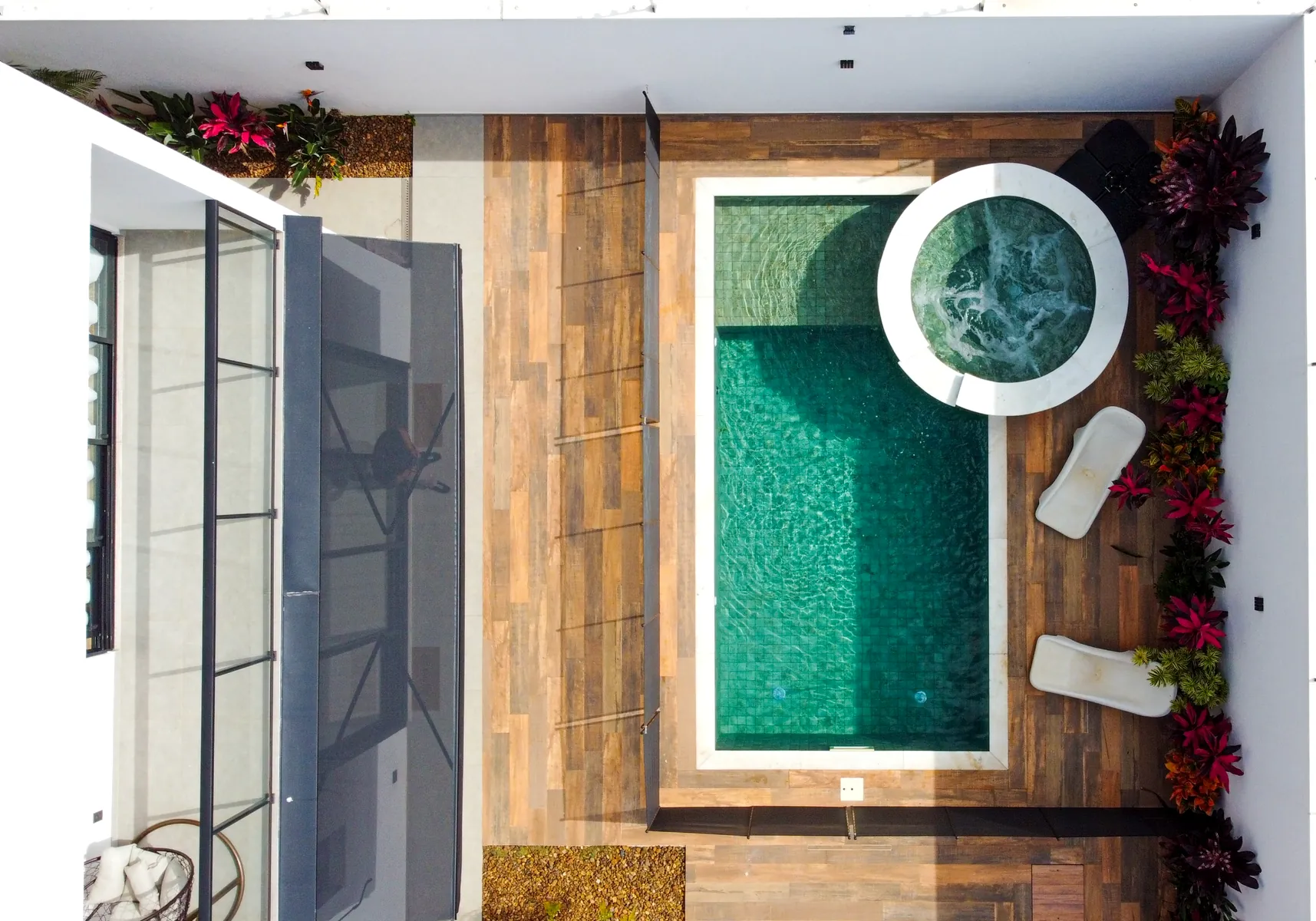 Piscina com spa e hidromassagem vista de cima em Itapetininga