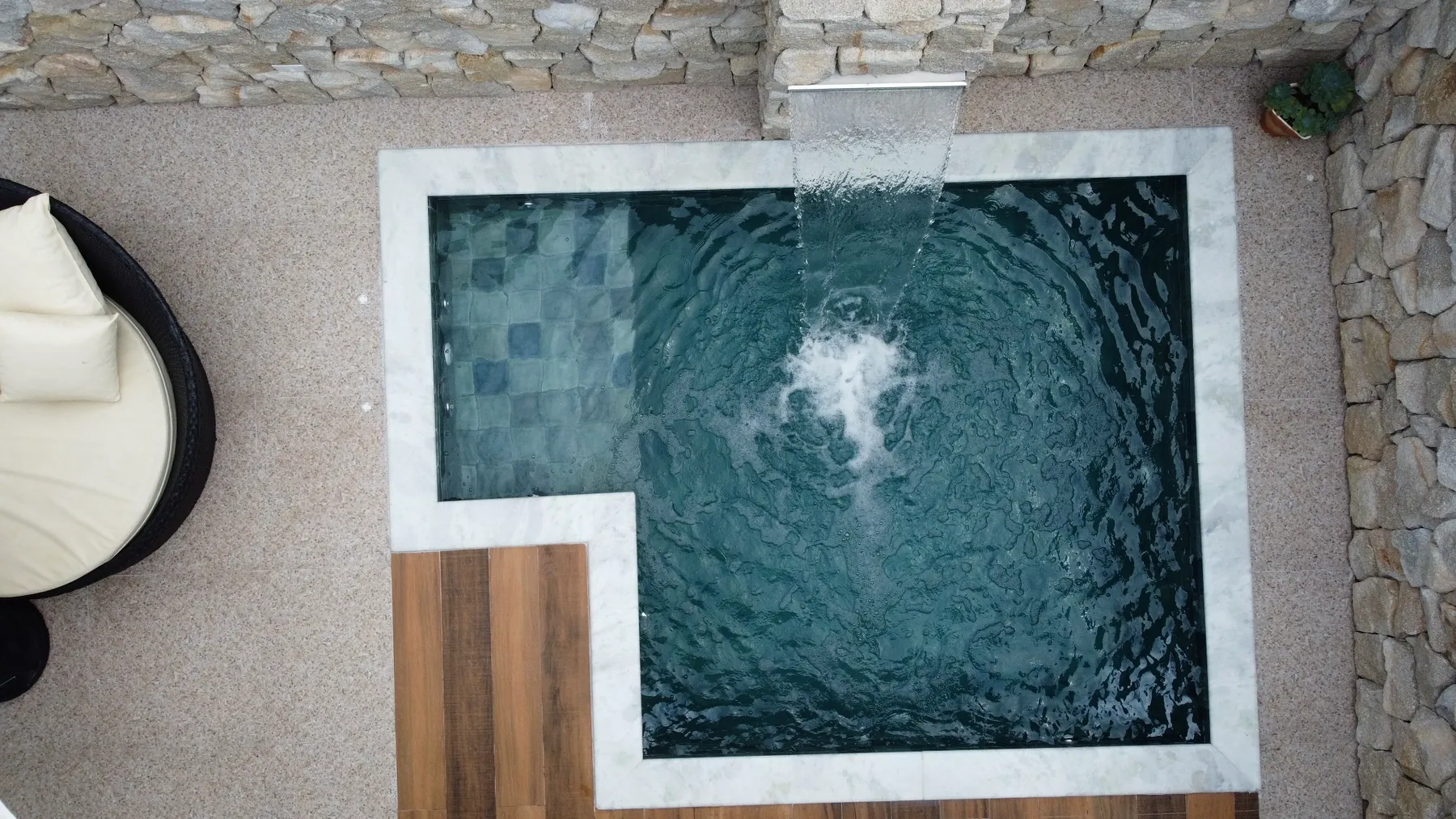 Piscina familiar com cascata vista de cima em Itapetininga