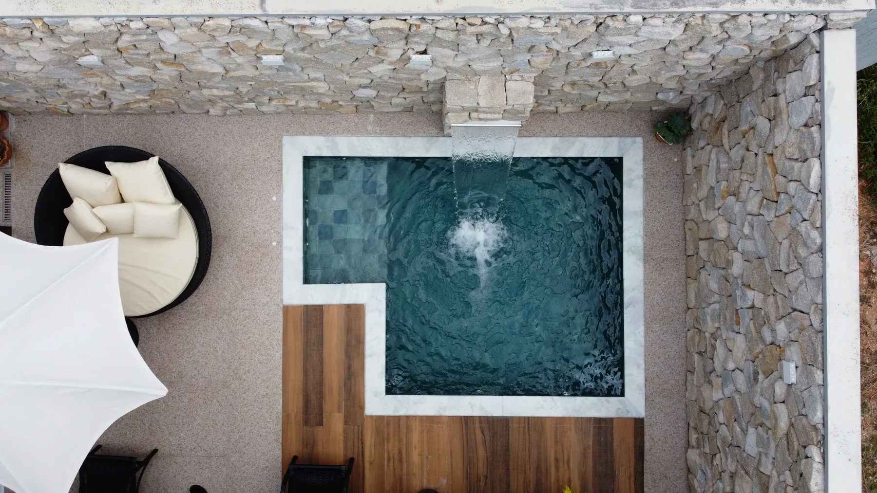 Piscina familiar com cascata e área de lazer em Itapetininga