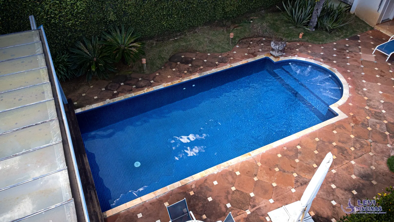 Piscina familiar ampla com hidromassagem e spa integrado