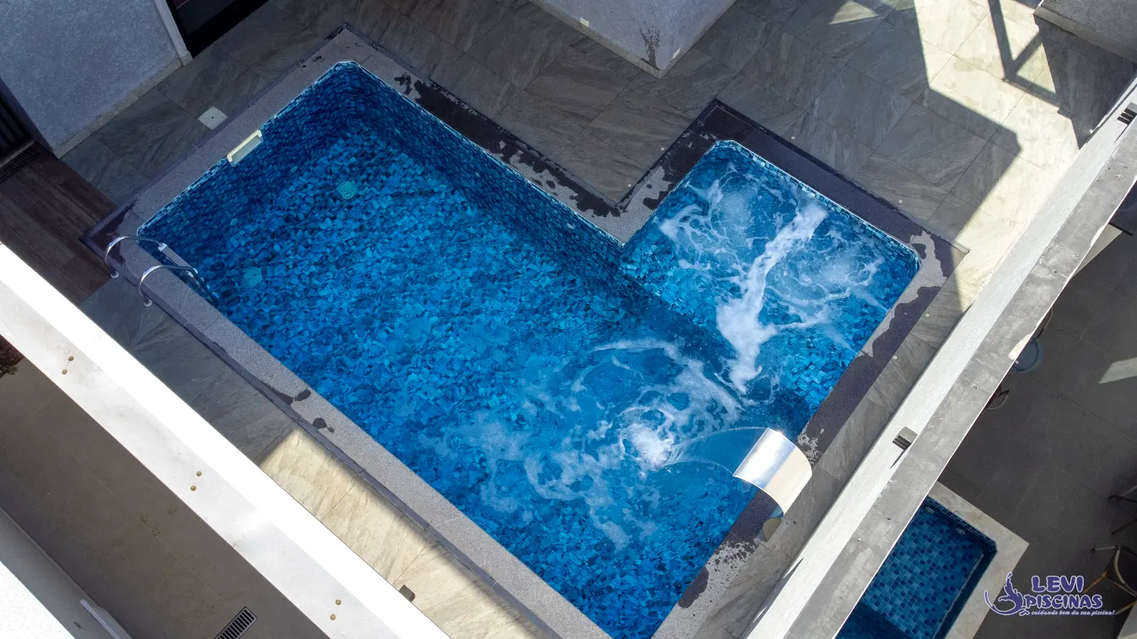 Piscina com área de hidromassagem e cascata de inox em Itapetininga