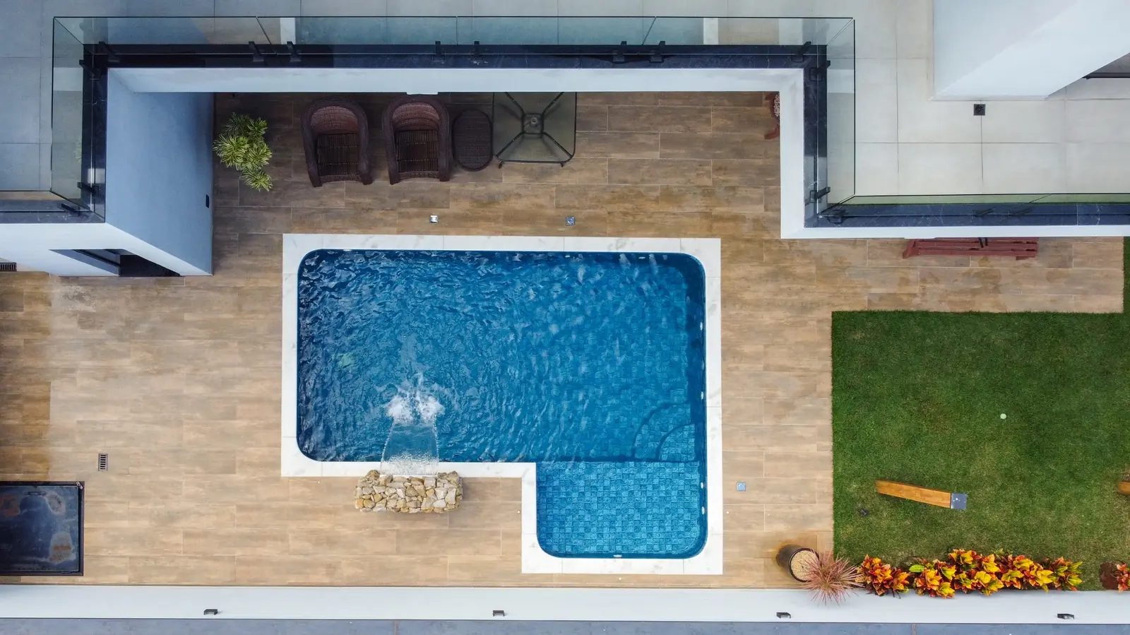 Piscina com cascata e hidromassagem em Itapetininga vista de cima
