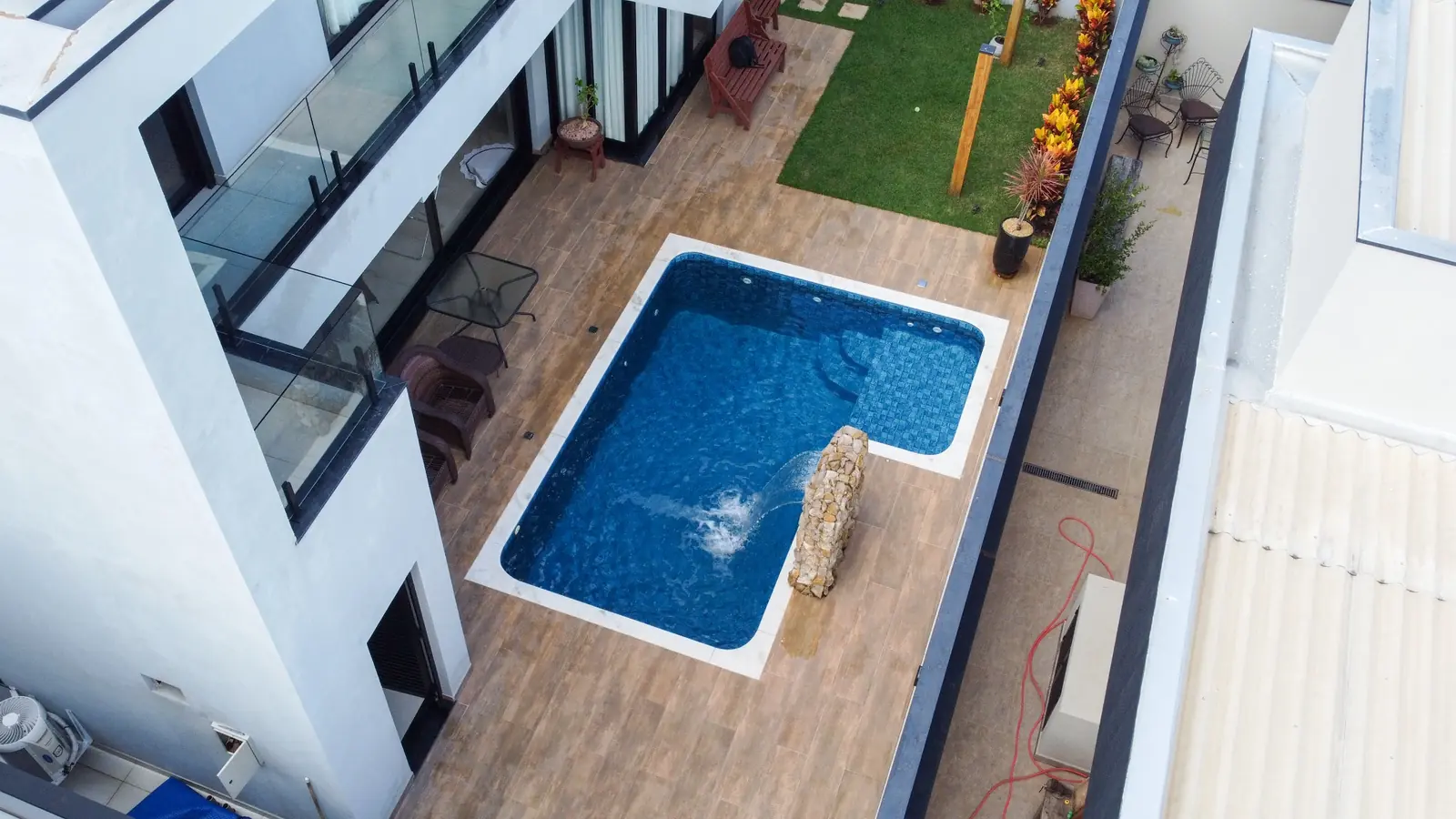 Área de lazer com piscina, cascata e hidromassagem em Itapetininga