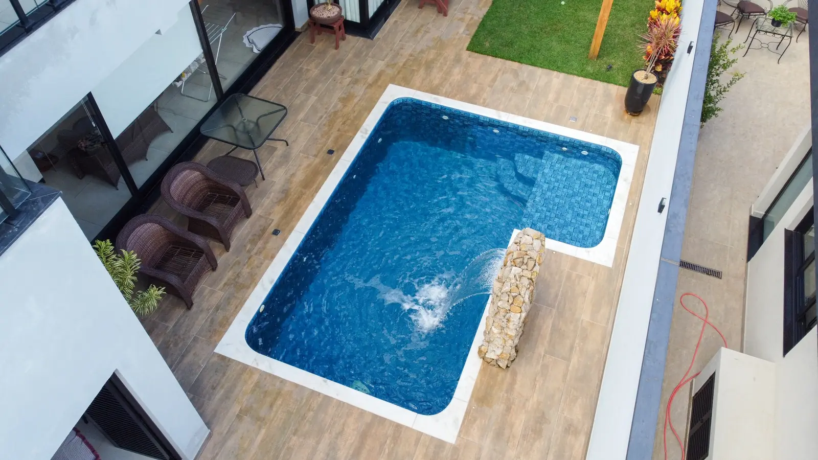 Piscina completa com hidromassagem e cascata de pedra em Itapetininga