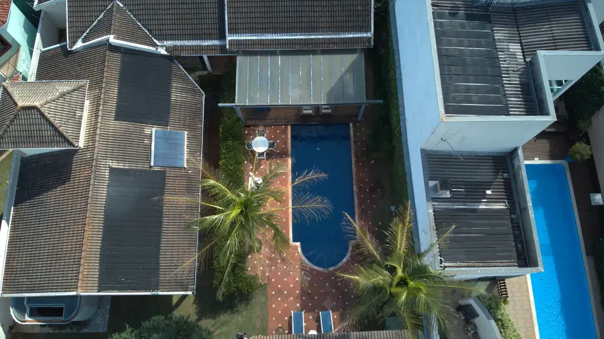 Piscina moderna com cascata e área de lazer