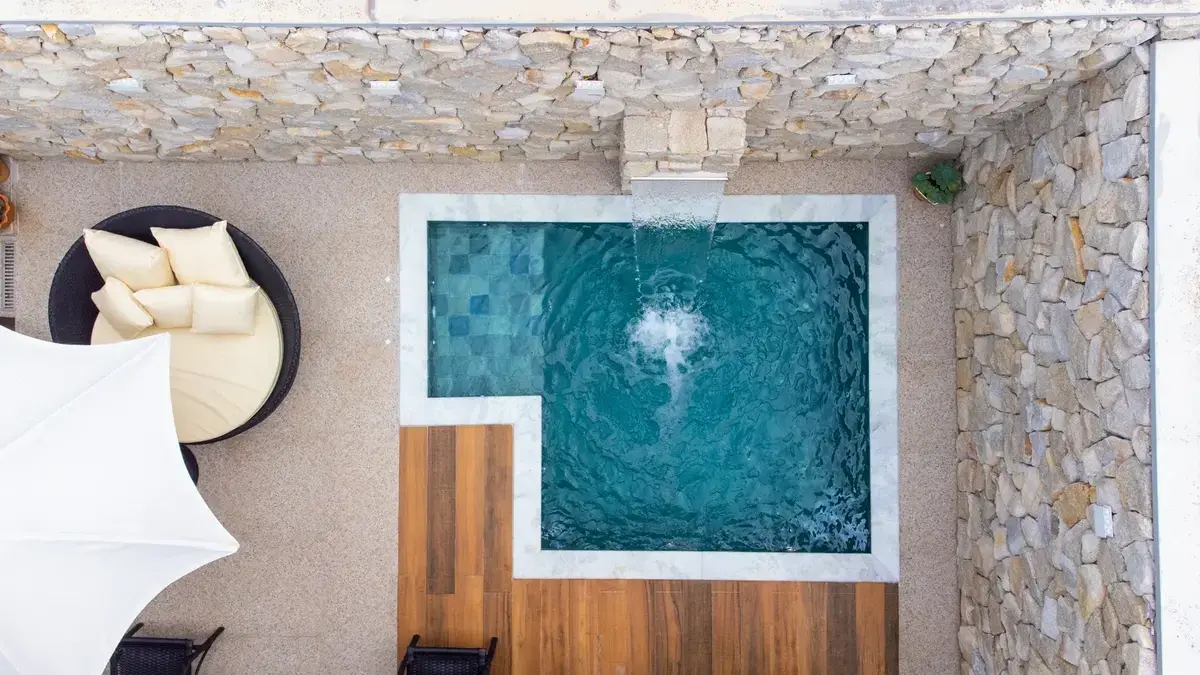 Piscina pequena com cascata em área de lazer