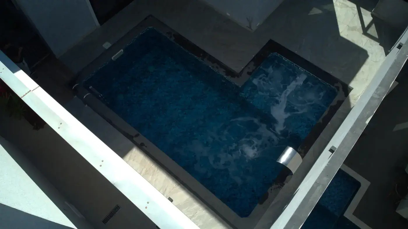 Piscina pronta com área externa e paisagismo