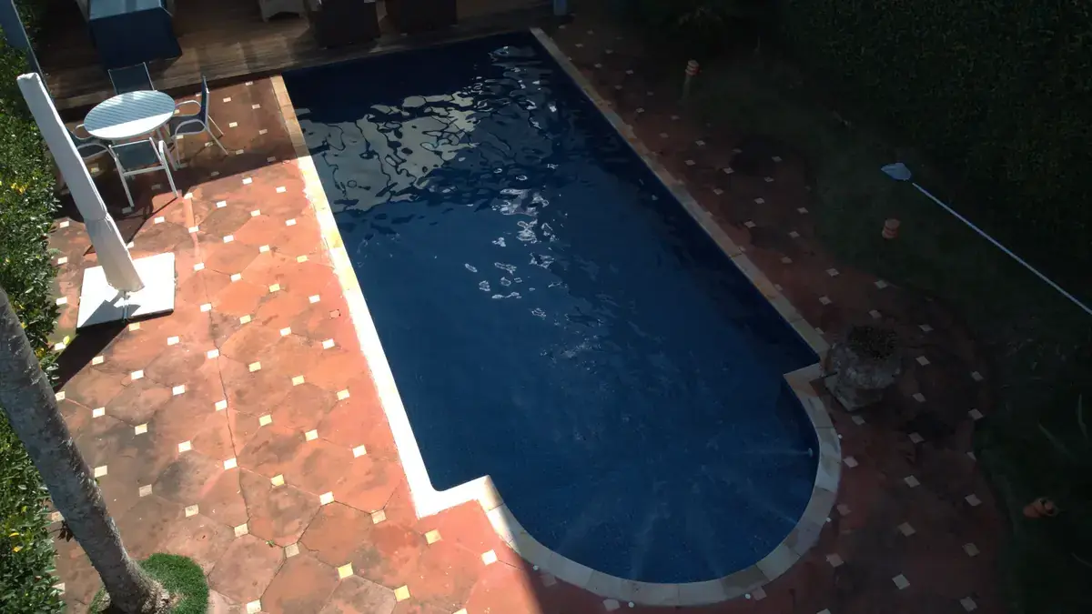 Piscina pronta com cascata de inox