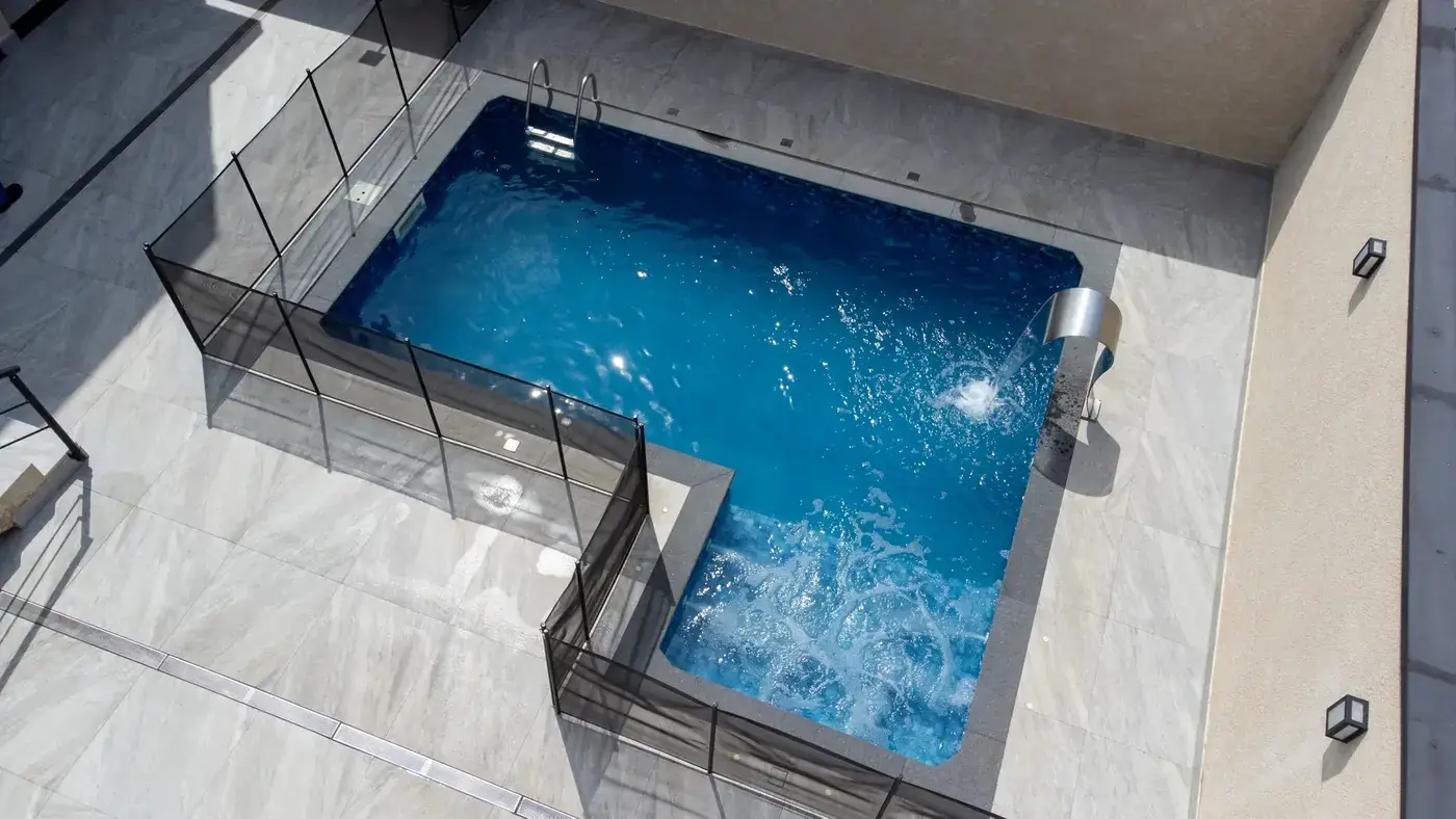 Piscina pronta com cascata e área de hidromassagem