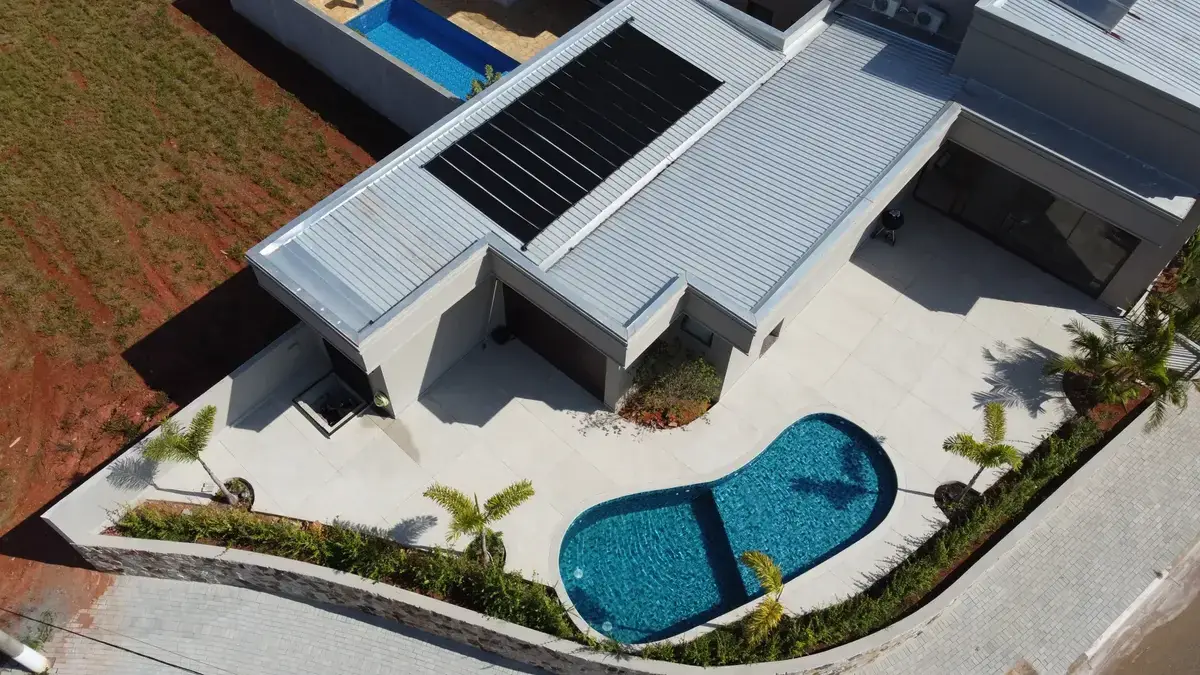Piscina pronta em residência com aquecimento solar