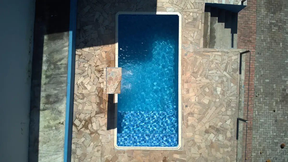Piscina pronta fotografada por drone