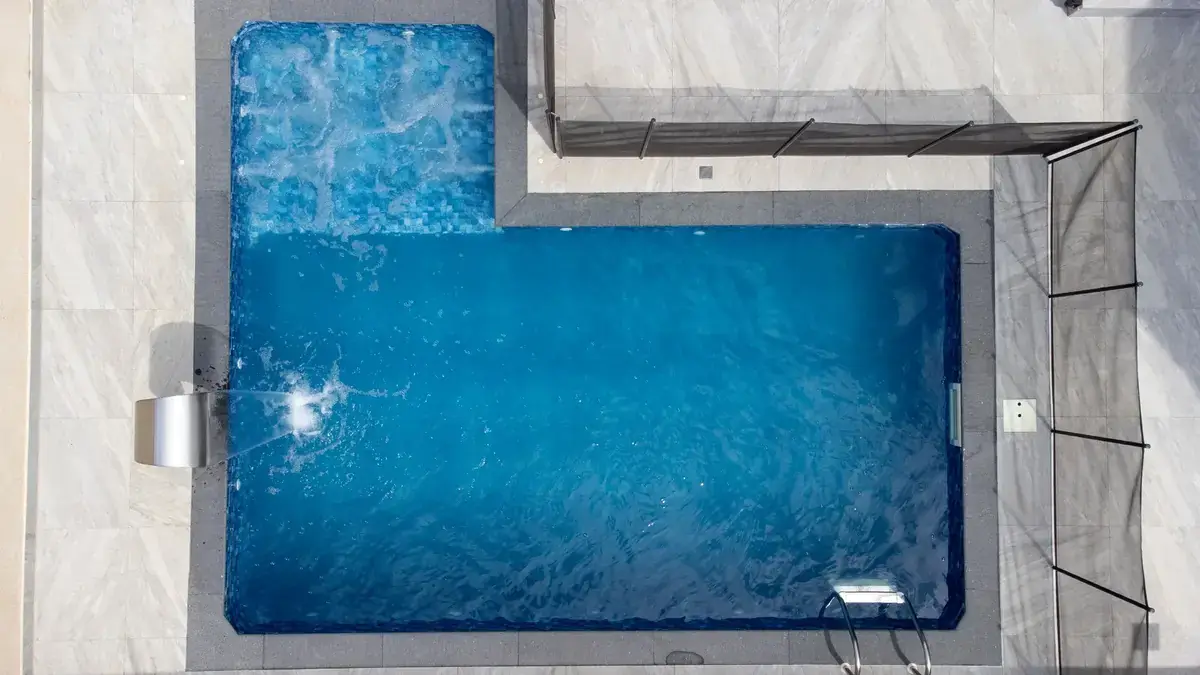 Piscina pronta vista de cima com proteção ao redor