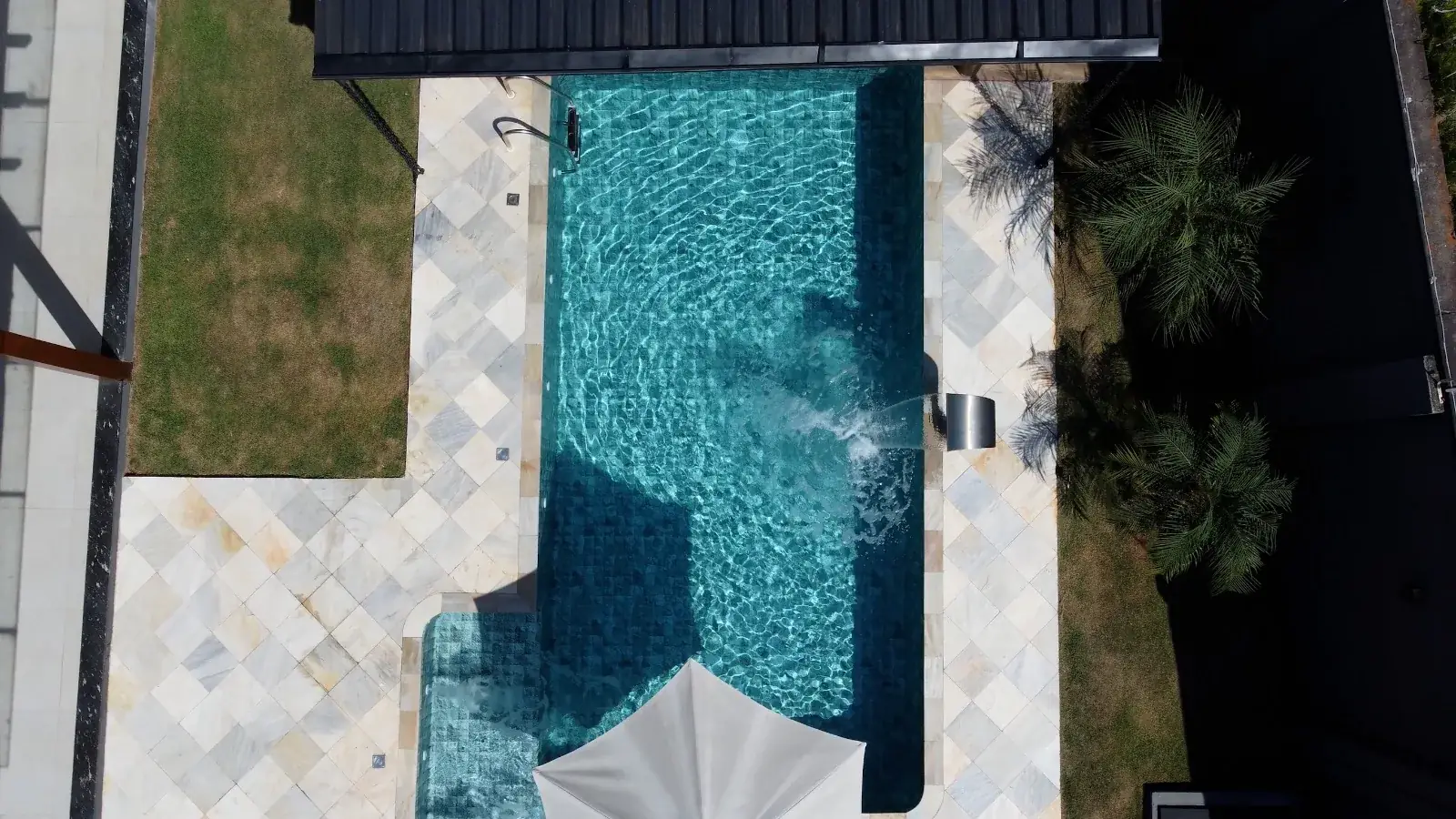 Piscina residencial ampla vista por drone