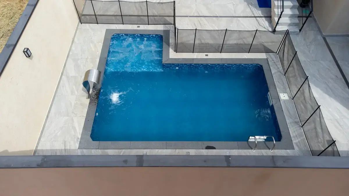 Piscina residencial com cascata de inox