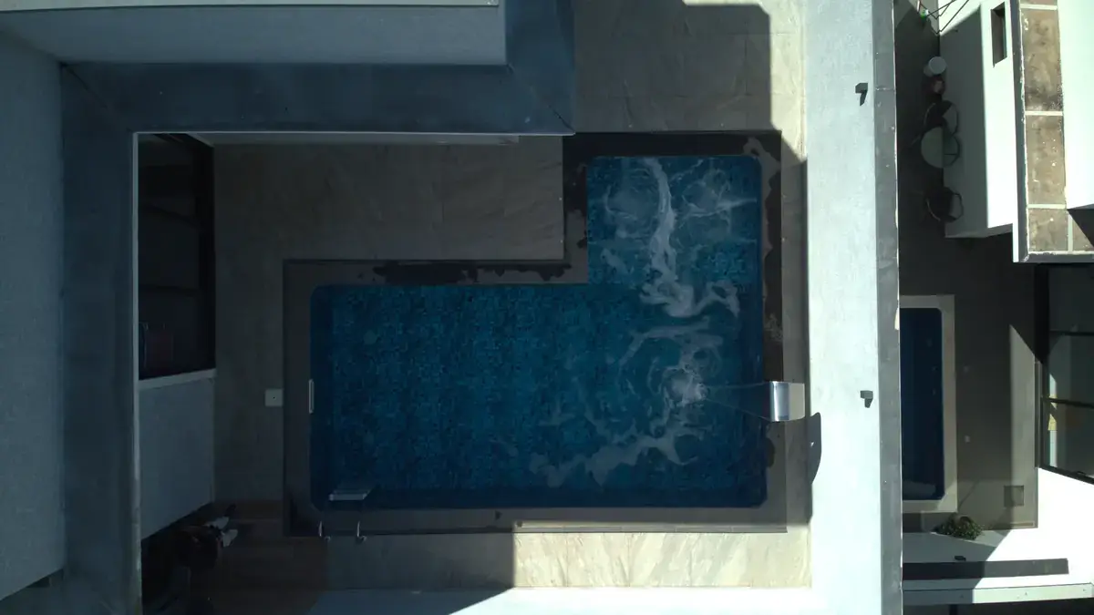 Piscina residencial moderna concluída