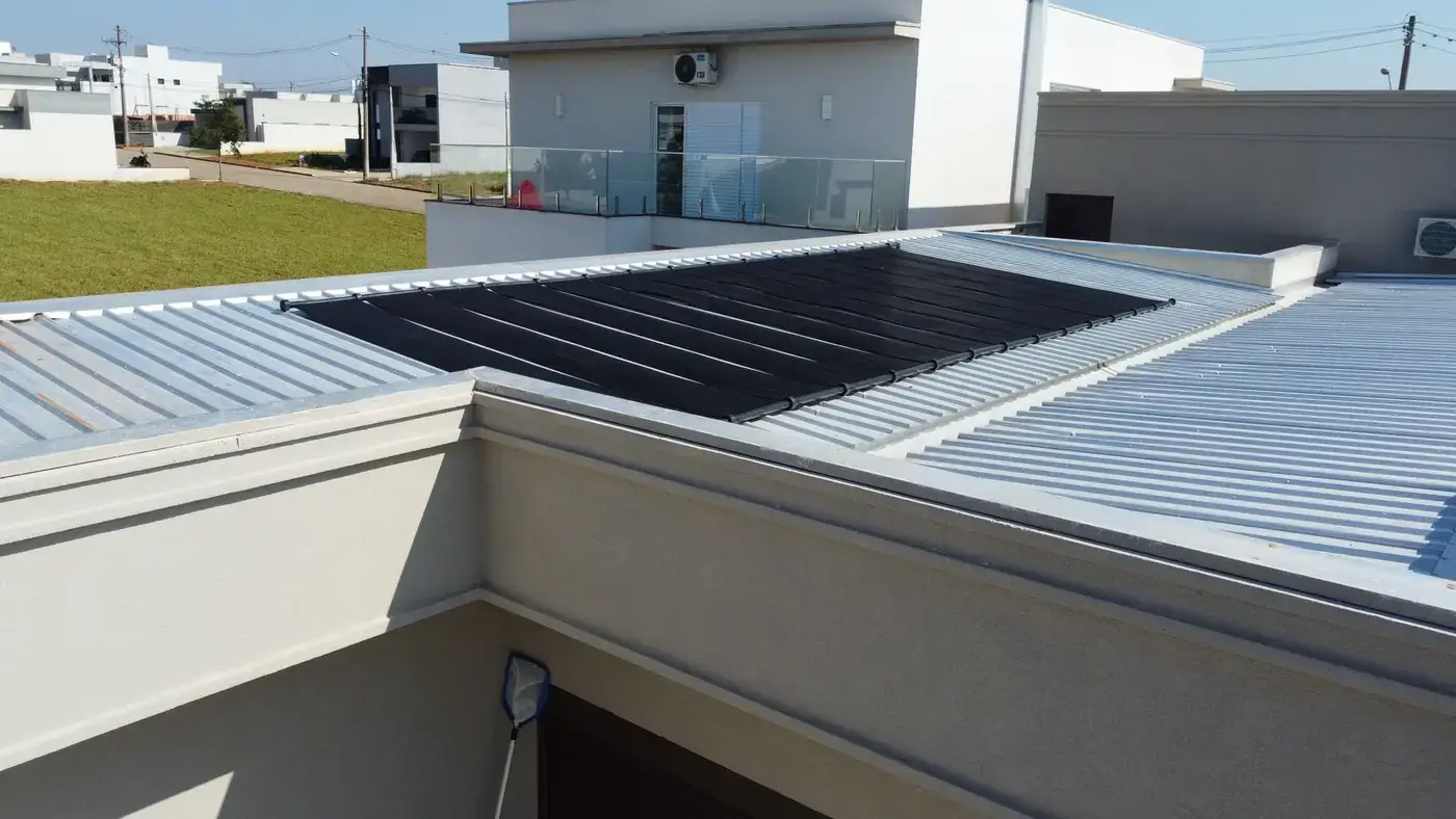 Placas solares instaladas no telhado para aquecer piscina