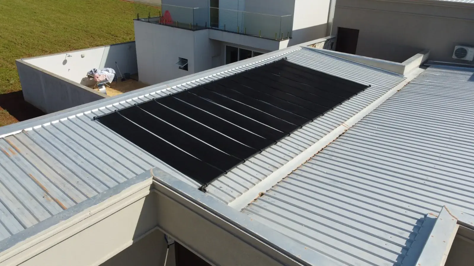 Placas solares para aquecimento de piscina residencial