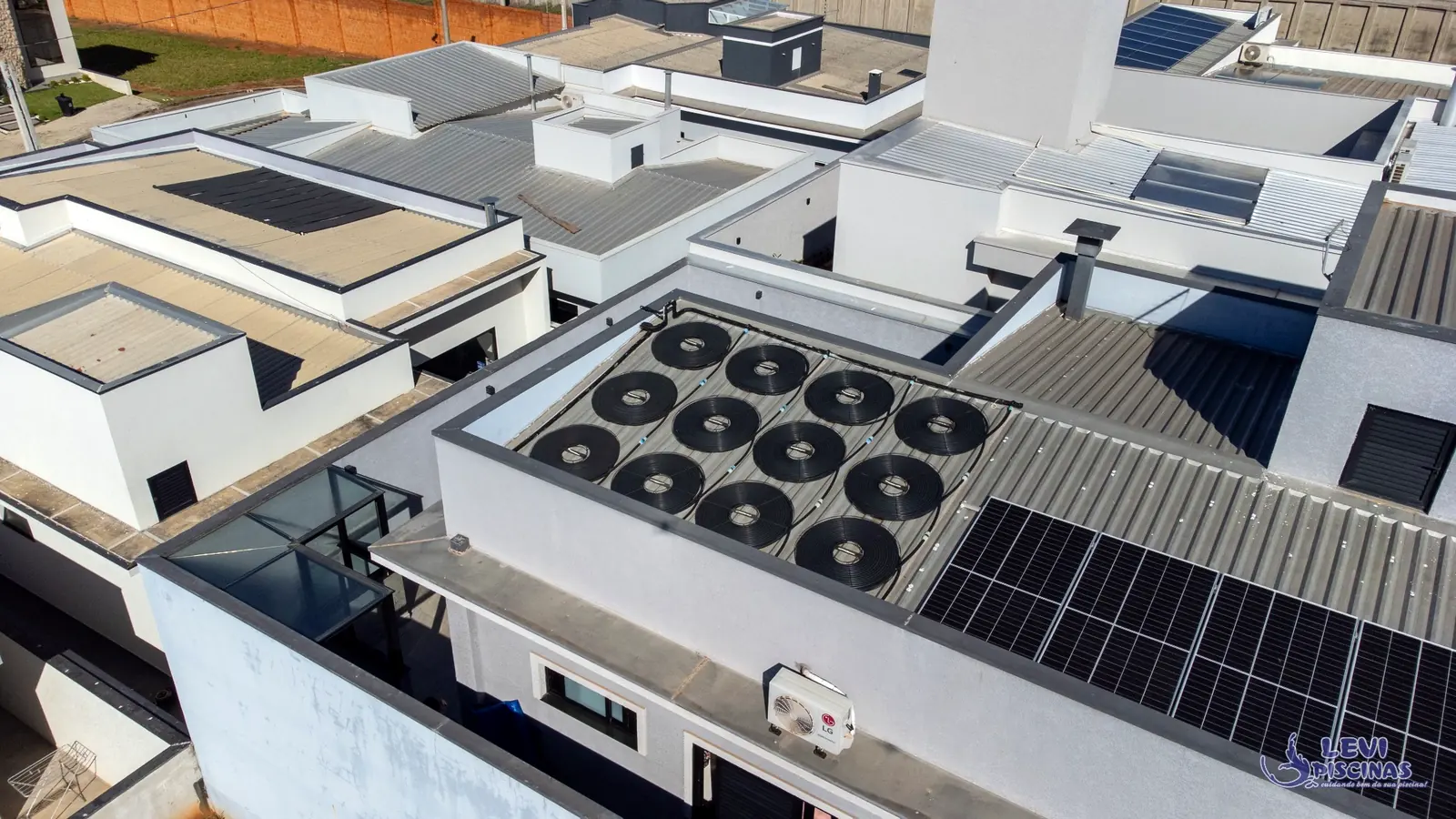 Sistema residencial de aquecimento solar para piscina visto por drone