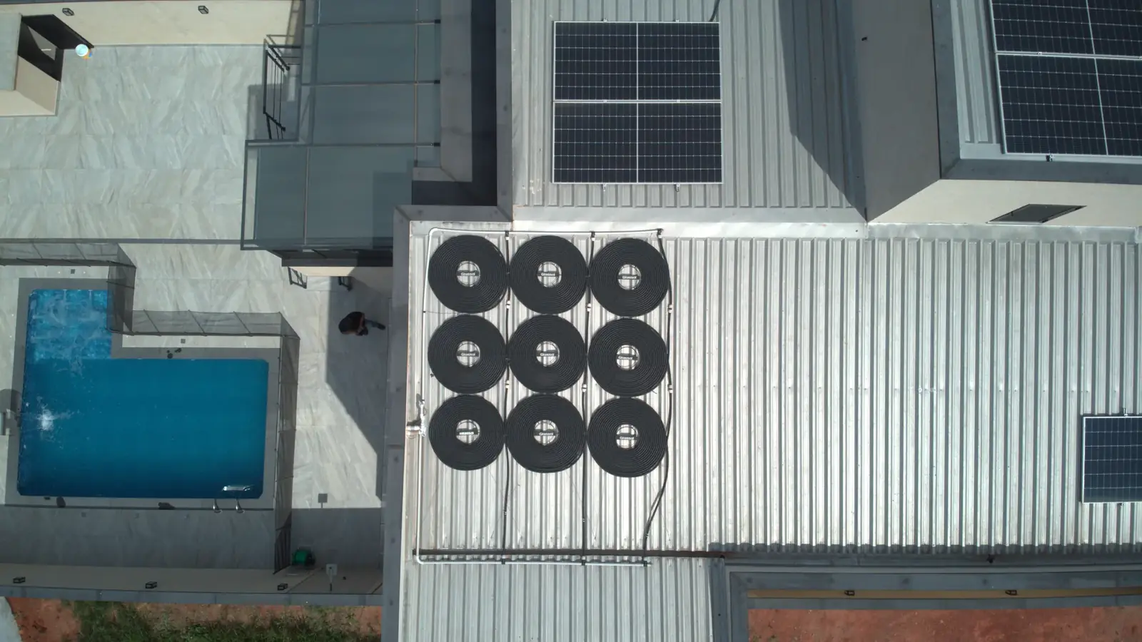 Sistema de aquecimento solar instalado próximo à piscina