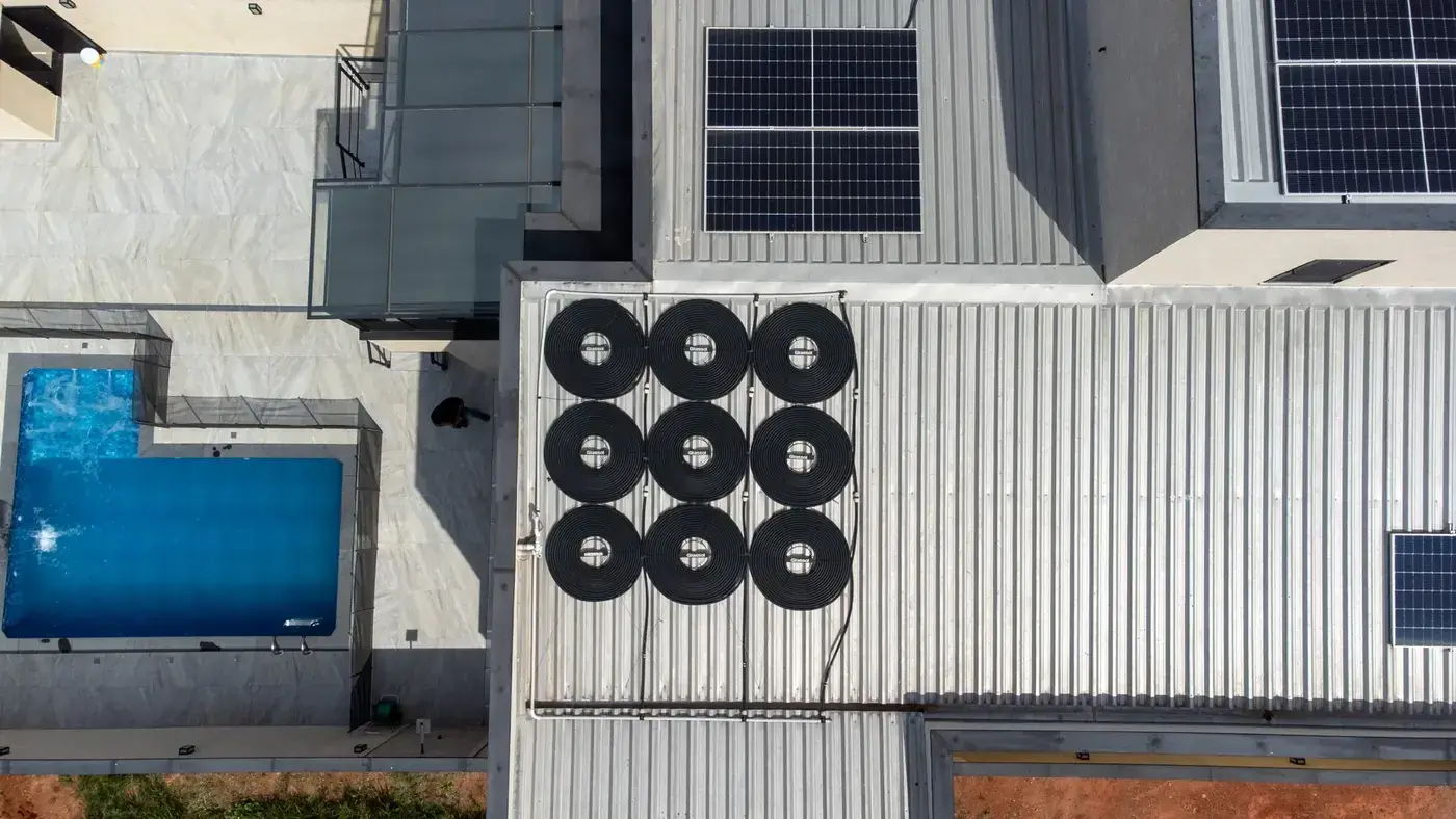 Sistema de aquecimento solar para piscina visto por drone