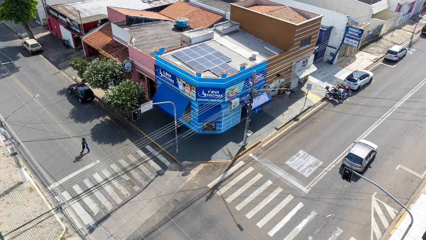 Vista aérea da fachada da loja Levi Piscinas em Itapetininga